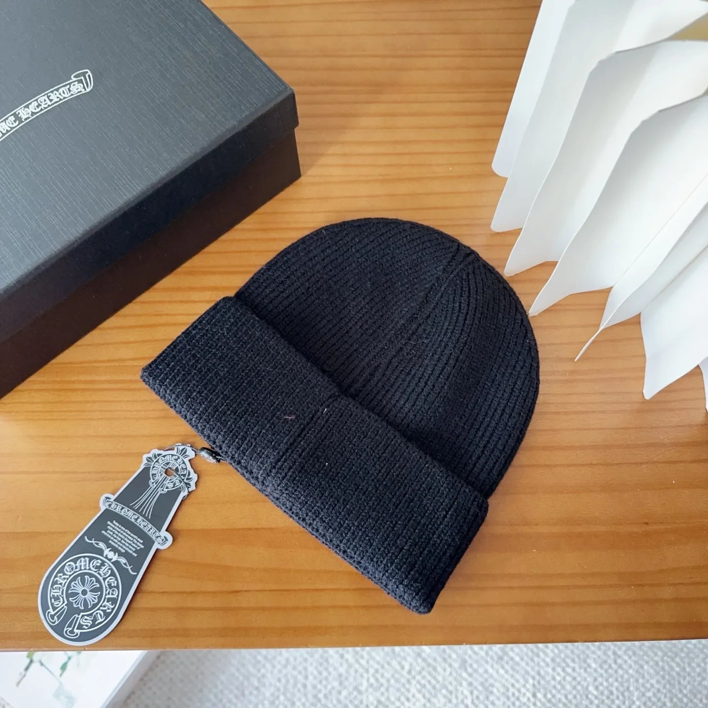 💰60 Crow Heart Autumn and Winter Wool Knitted Beanie This must be a favorite of minimalism. It is clean, neat, fashionable and versatile, and will definitely not be picky about your face shape! A fashionable classic that lasts forever! Fashionable black and white can be purchased together!